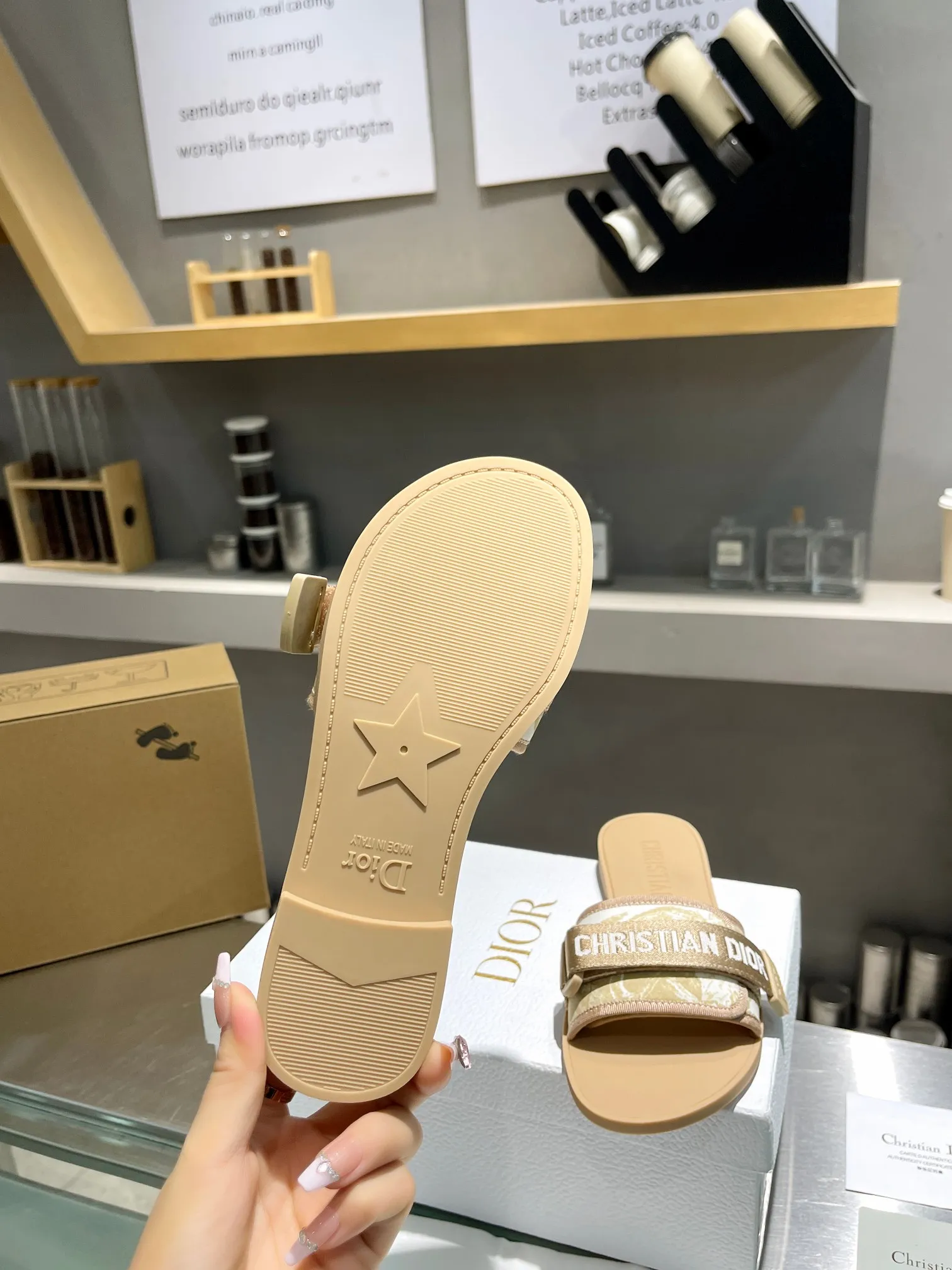 👟👟Ex-factory price 380👟👟 Dior D’s latest series of Velcro buckle sandals and slippers in new colors! Perfect reproduction of the original version, the most popular color matching fabric, super layered ▪️Original molded high-end TPU outsole (not ordinary rubber) ▪️Very comfortable and easy to walk. All upper materials are custom-made from the original ▪️3D electric embroidered three-dimensional cloth surface, very versatile, a must-have for lazy people in summer ▪️Number of yards: 35-41